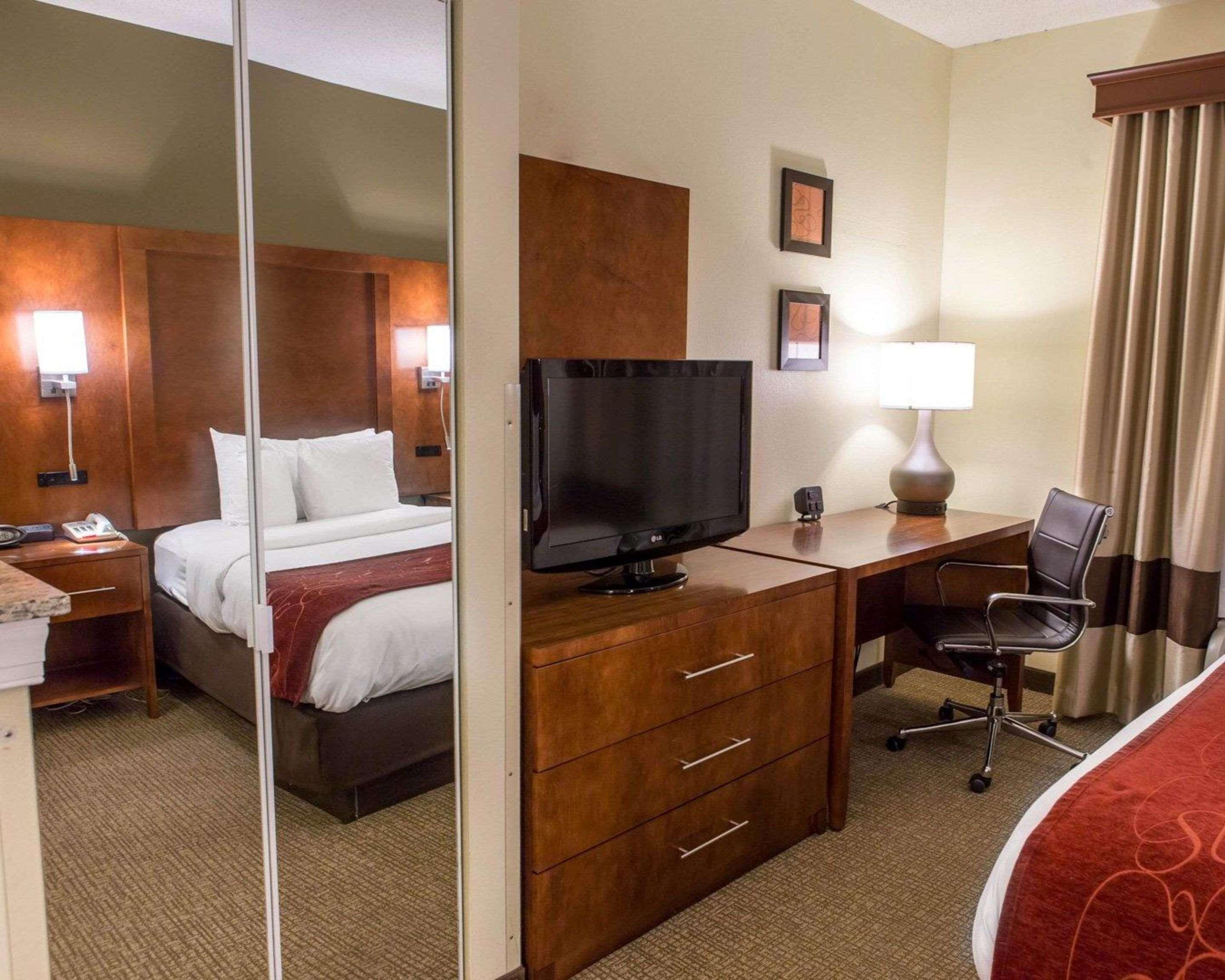 Comfort Suites Newark - Harrison Εξωτερικό φωτογραφία