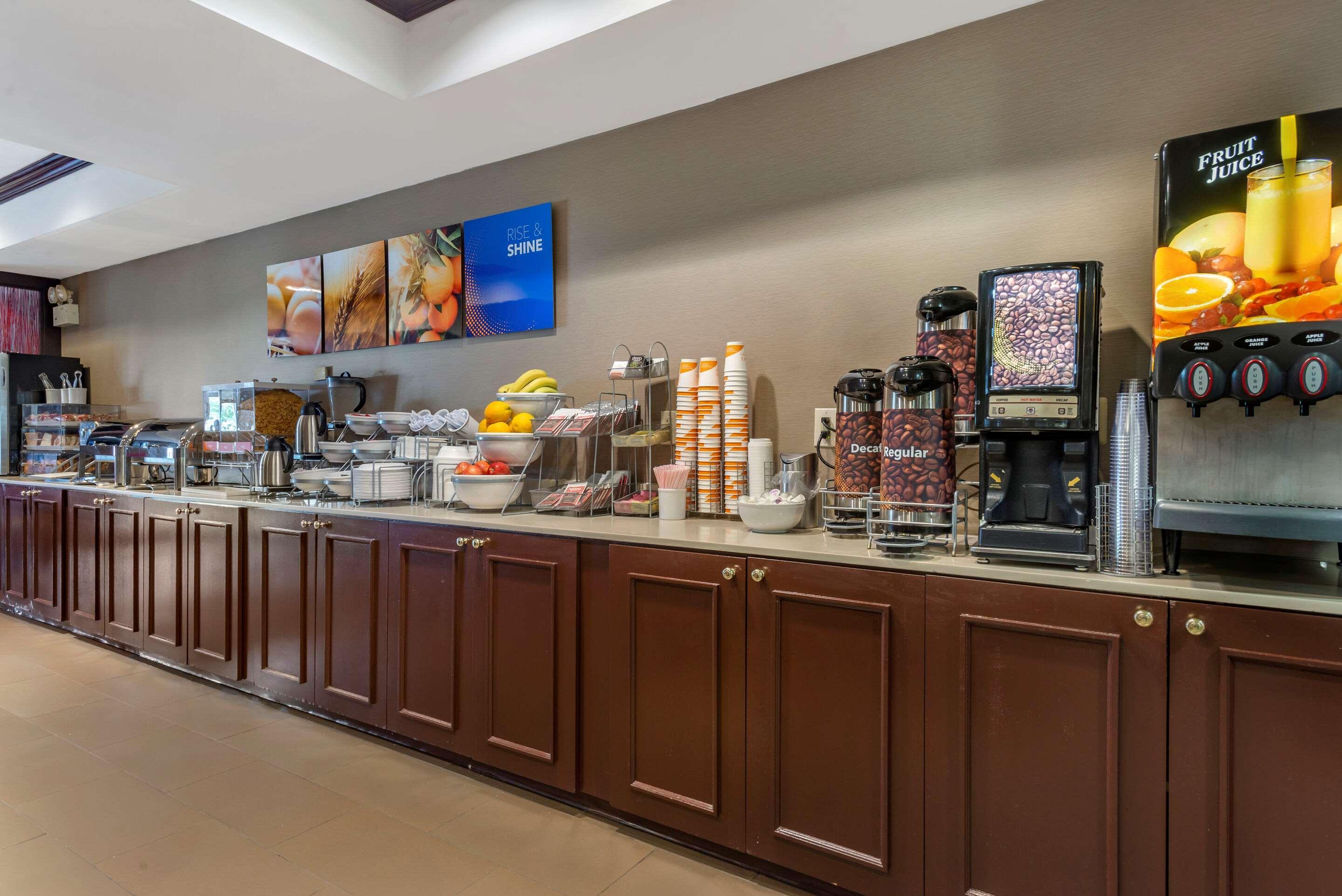 Comfort Suites Newark - Harrison Εξωτερικό φωτογραφία