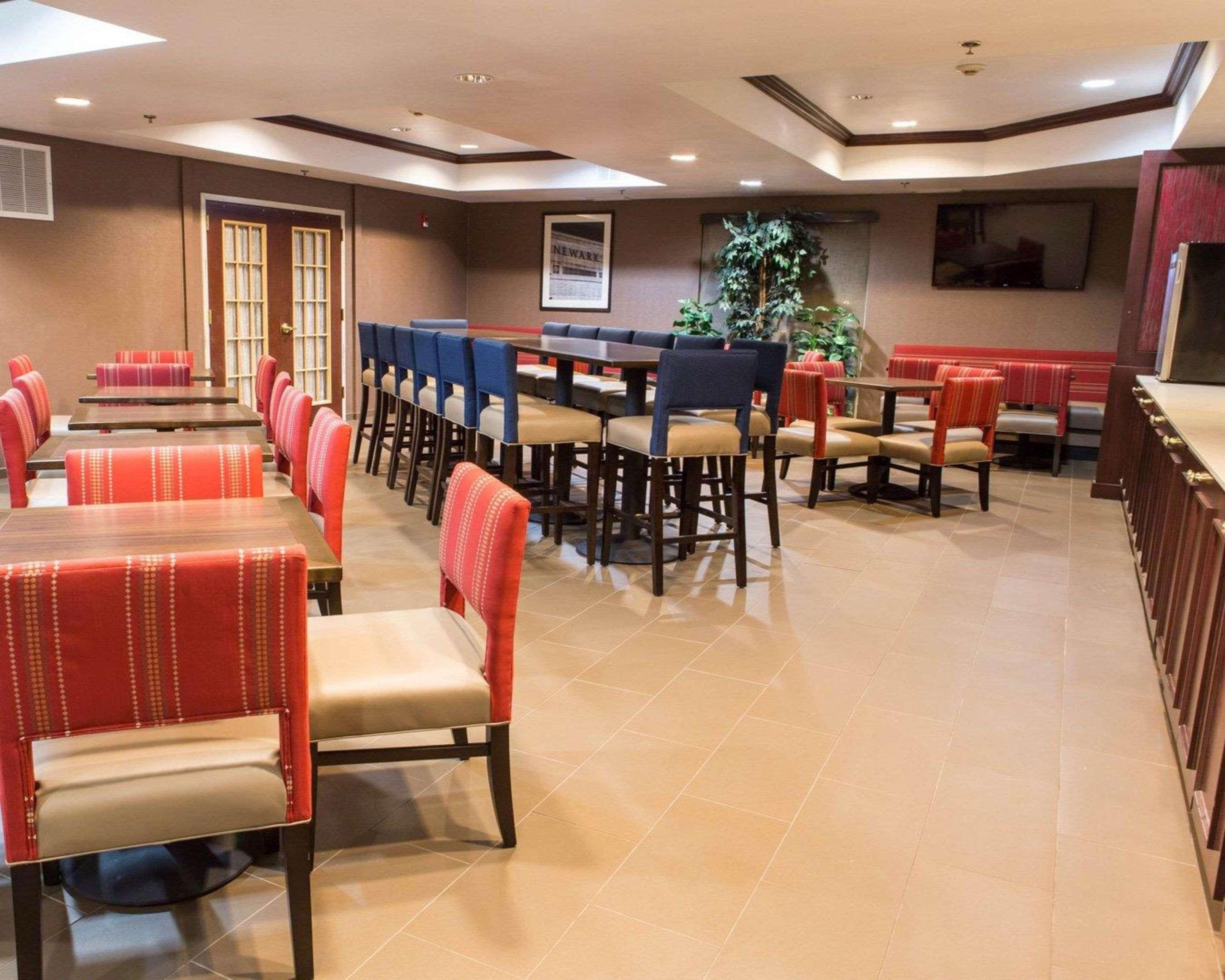 Comfort Suites Newark - Harrison Εξωτερικό φωτογραφία