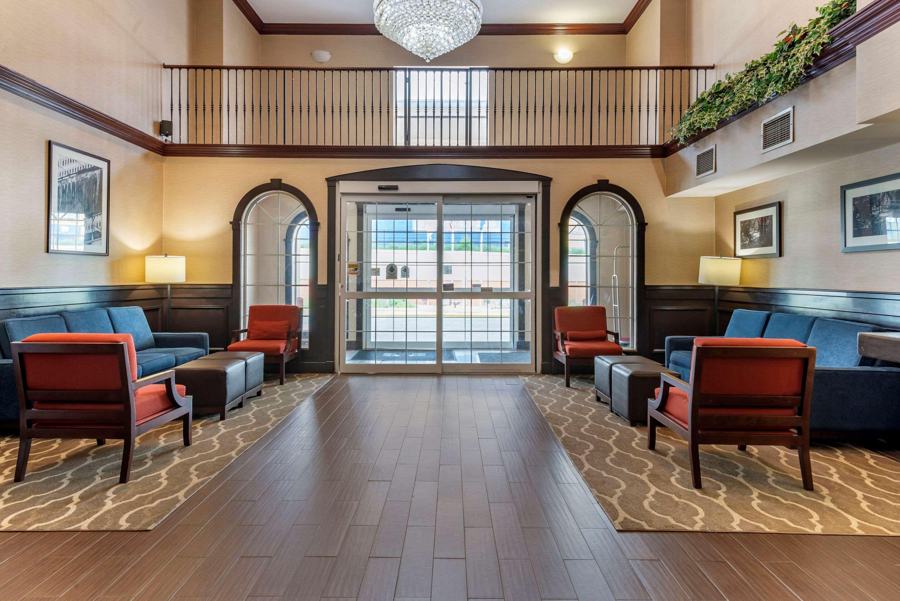 Comfort Suites Newark - Harrison Εξωτερικό φωτογραφία