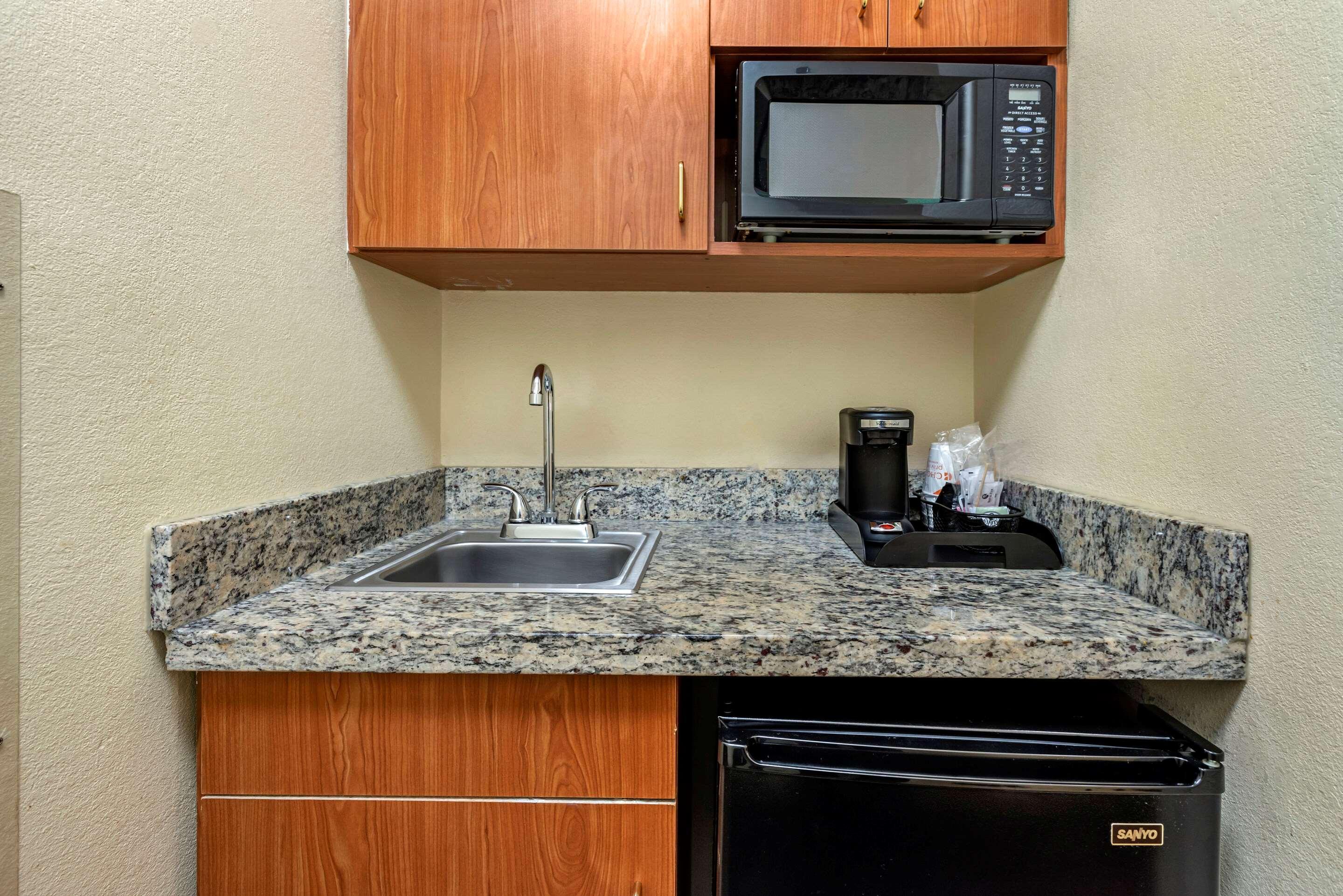 Comfort Suites Newark - Harrison Εξωτερικό φωτογραφία
